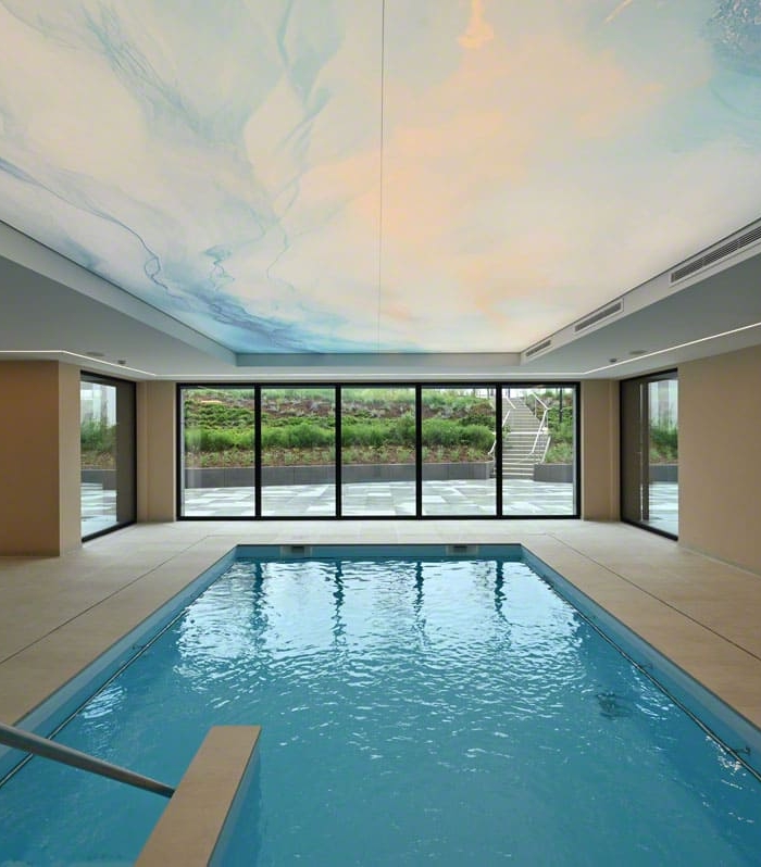 Residence-gallery-plafond-tendu-deco-piscine.jpg