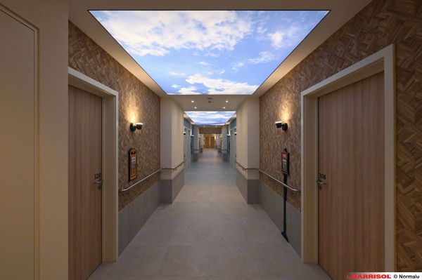 Residence-gallery-plafond-tendu-deco-lumineux.jpg