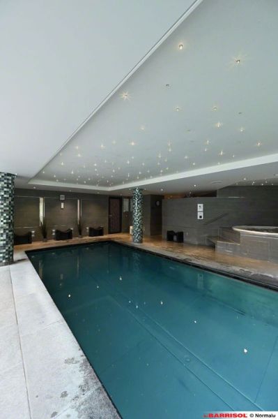 Martins-hotel-plafond-tendu-piscine.jpg