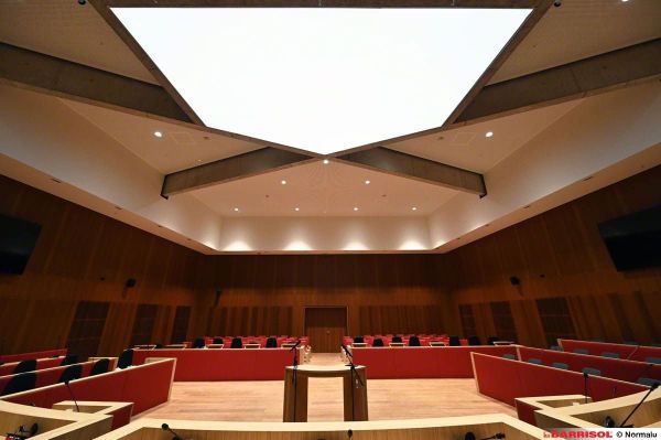 Palais-de-Justice-Namur-toile-tendue-lumineuse.jpg
