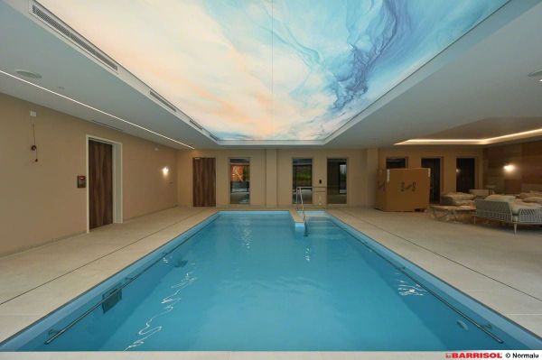 Residence-gallery-plafond-tendu-marbre-piscine-interieure.jpg