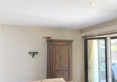 Installation d’un grand plafond tendu blanc mat