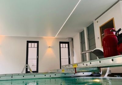 Pose plafond tendu blanc mat pour piscine