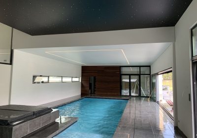 Plafond tendu pour piscine - Lumineux et acoustique