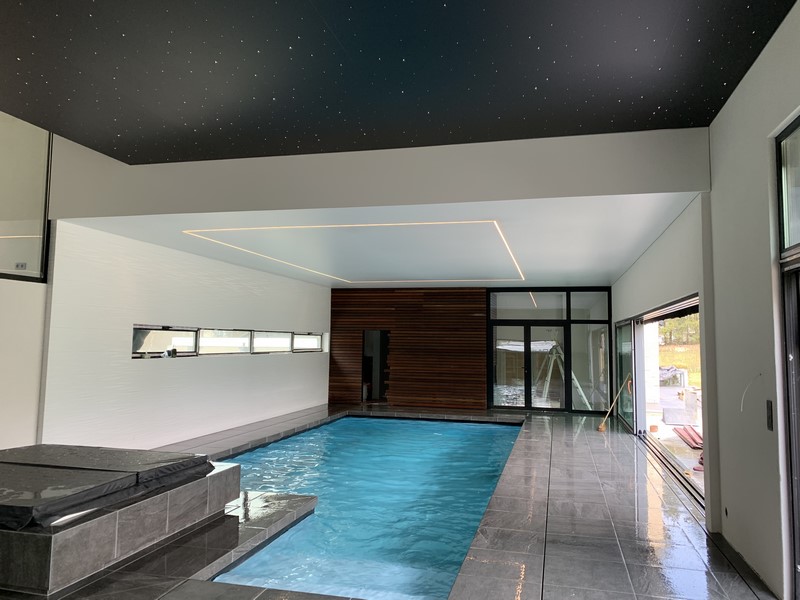 Superbe projet de plafond tendu piscine
