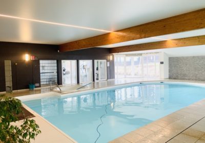 Piscine intérieure - Plafond tendu et poutre en bois