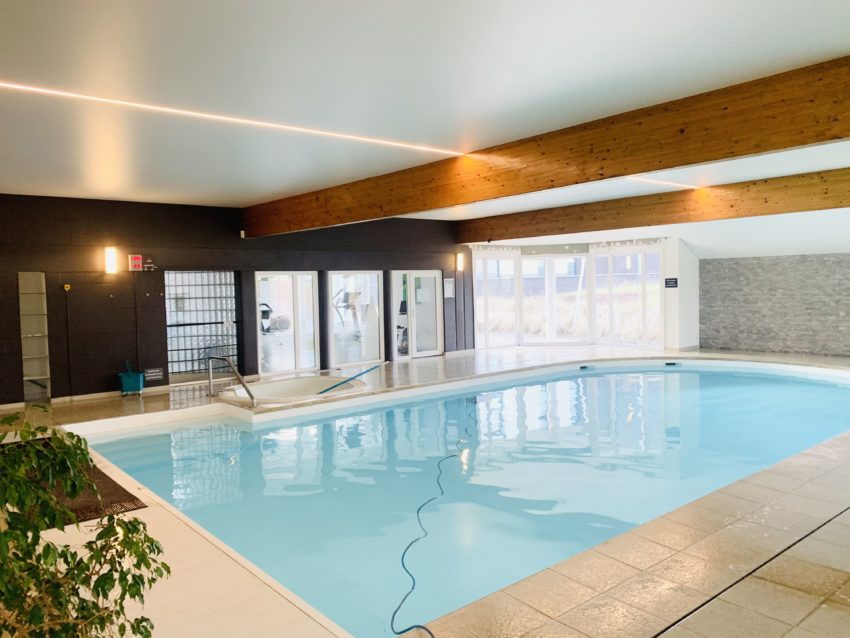 Piscine intérieure - Plafond tendu et poutre en bois