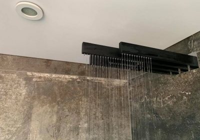 Installation de plafond tendu blanc mat dans une salle de bains