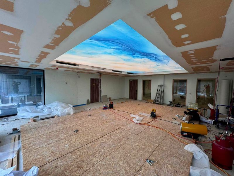 Plafond tendu décoratif et lumineux