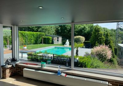 Plafond tendu noir mat avec spots LED intégrés