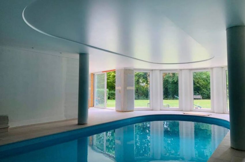 Gorge lumineuse pour une piscine intérieure