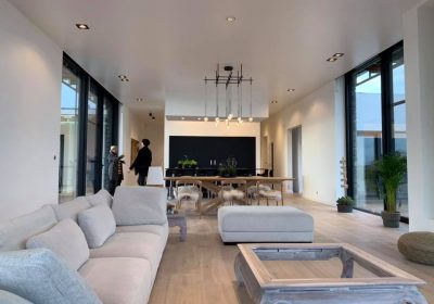 Installation de plafond tendu blanc dans une maison très lumineuse