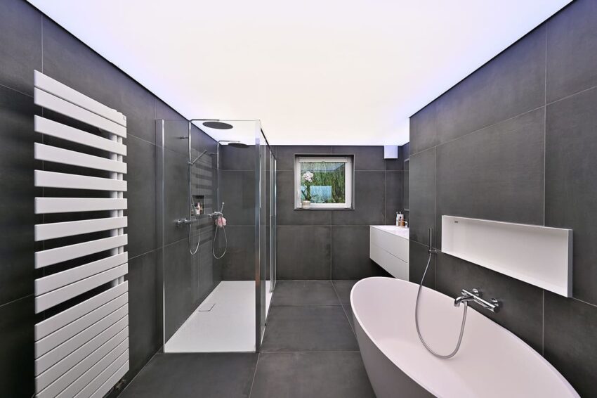 Salle de bain avec plafond tendu lumineux