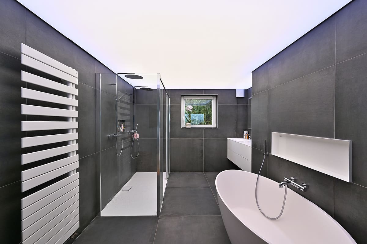 Salle de bain avec plafond tendu lumineux